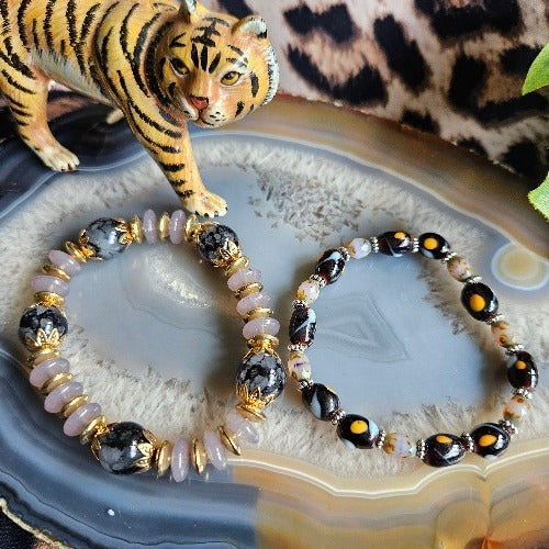 Armbänder grau braun Perlen