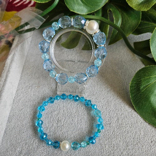 Armbänder Glas und Perlen hellblau
