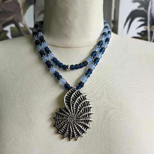 Halskette Glasperlen blau mit Metallmuschel Anhänger