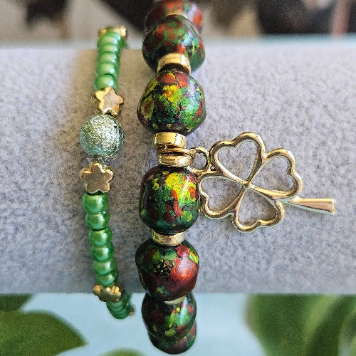 Armbänder 2er-Set Perlen mit Glücksanhänger