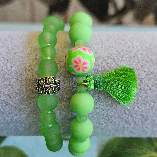 Armbänder Perlen grün mit Blumen