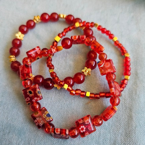 Armbänder Perlen 3er-Set rot mit Blüten