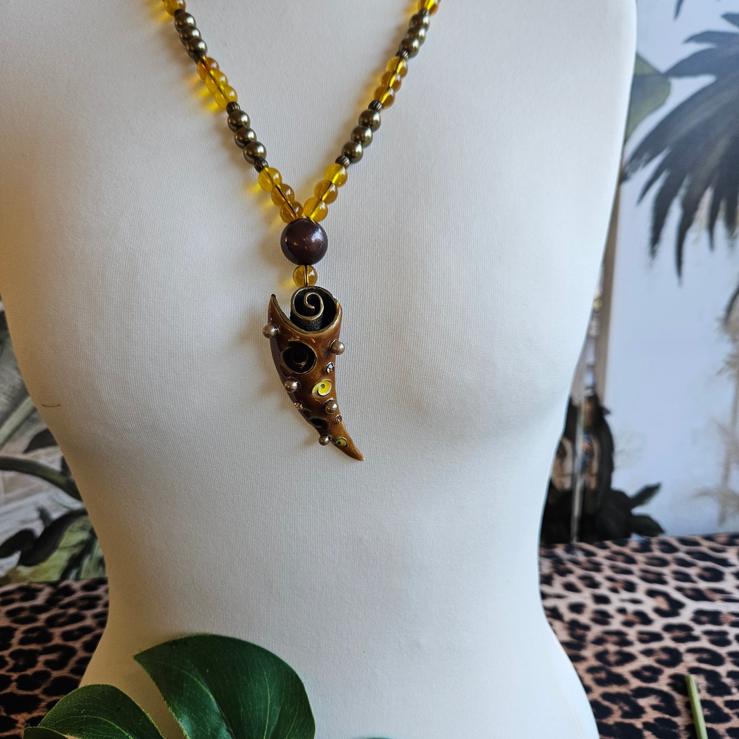 Perlenkette mit Anhänger braun/olive