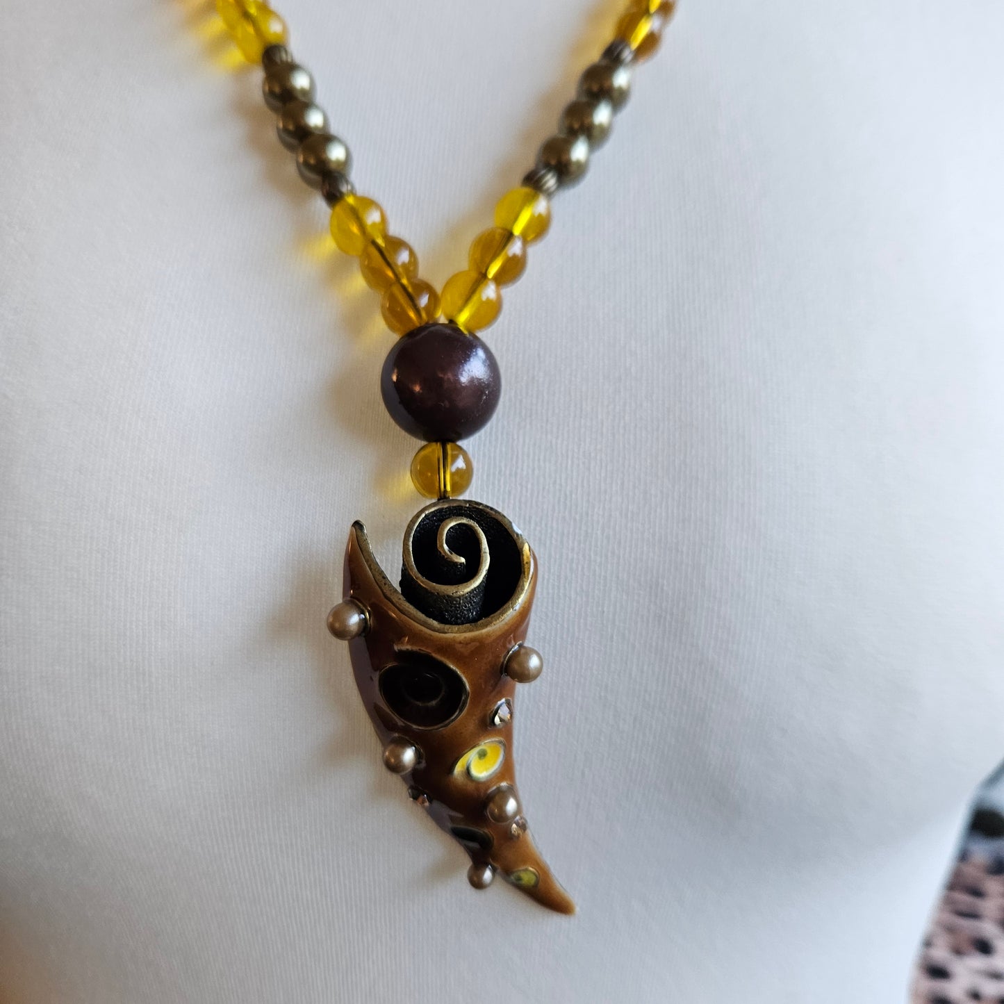 Perlenkette mit Anhänger braun/olive