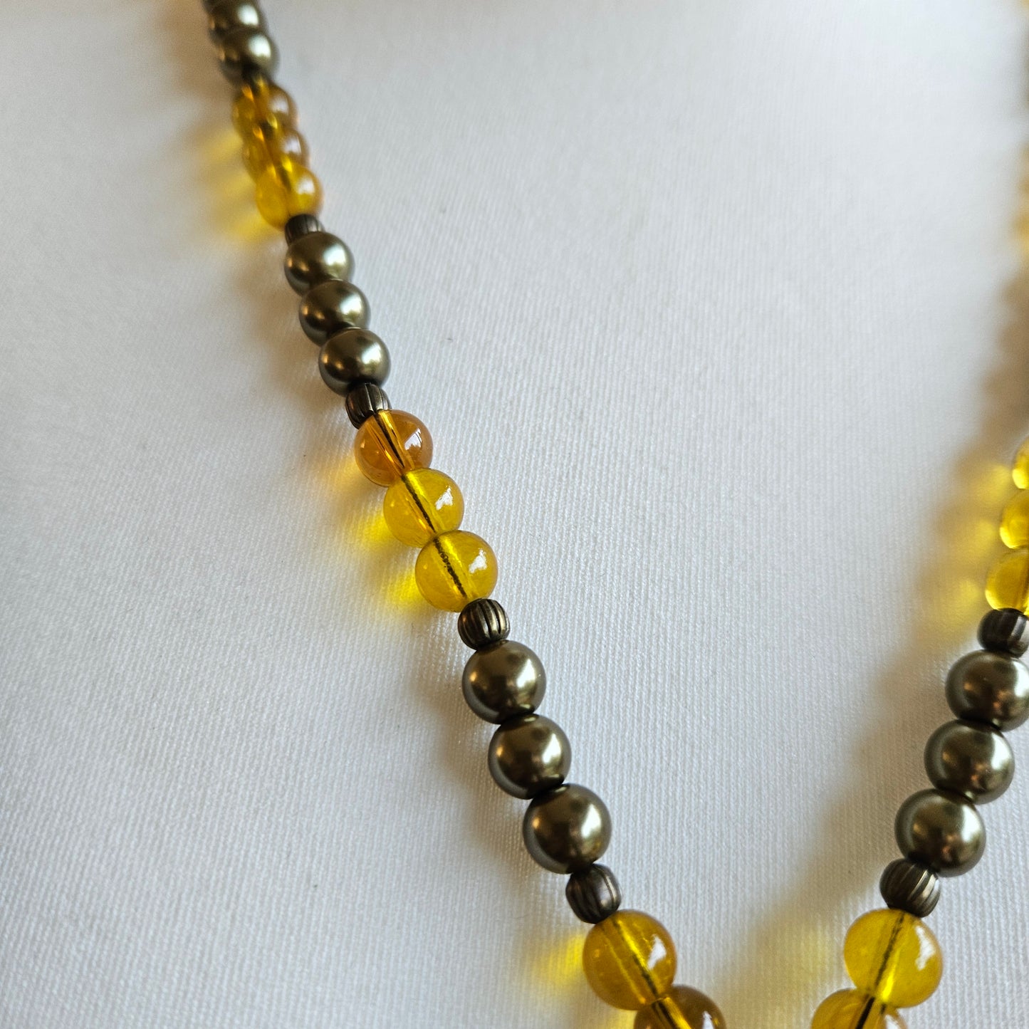 Perlenkette mit Anhänger braun/olive