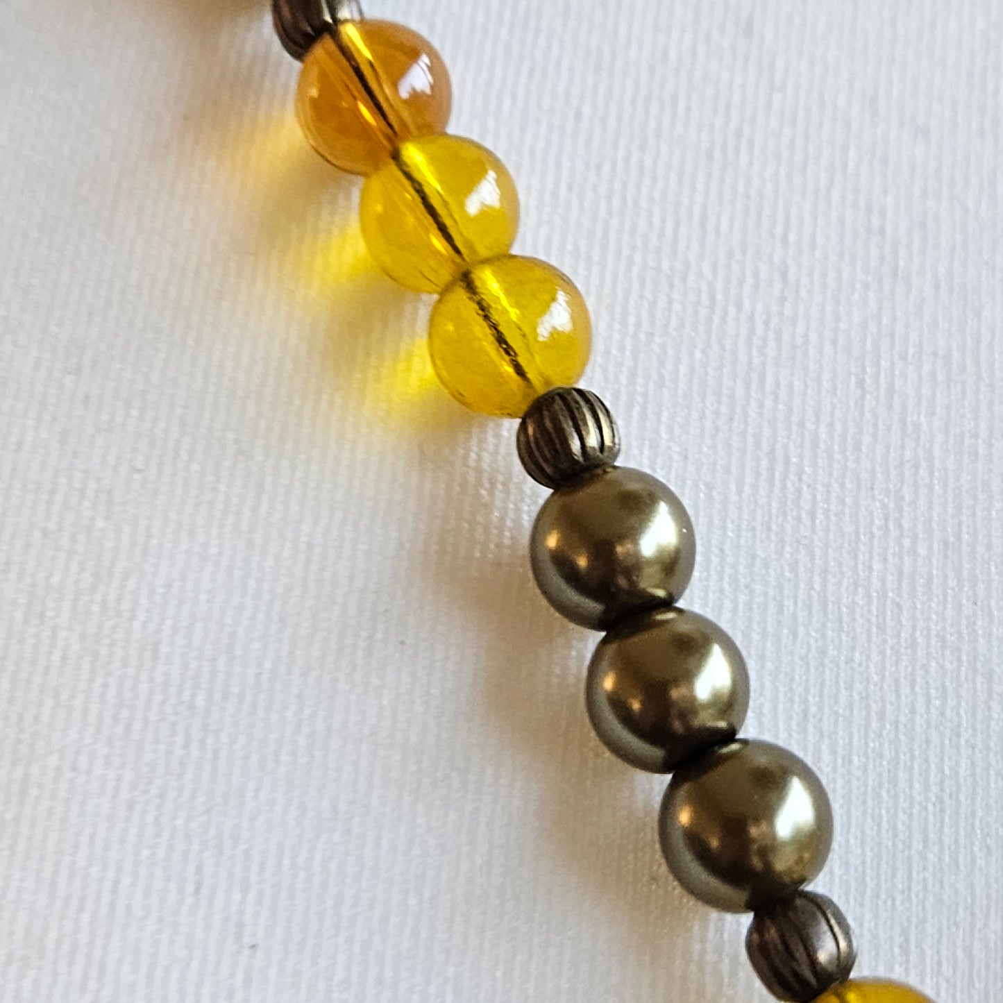 Perlenkette mit Anhänger braun/olive