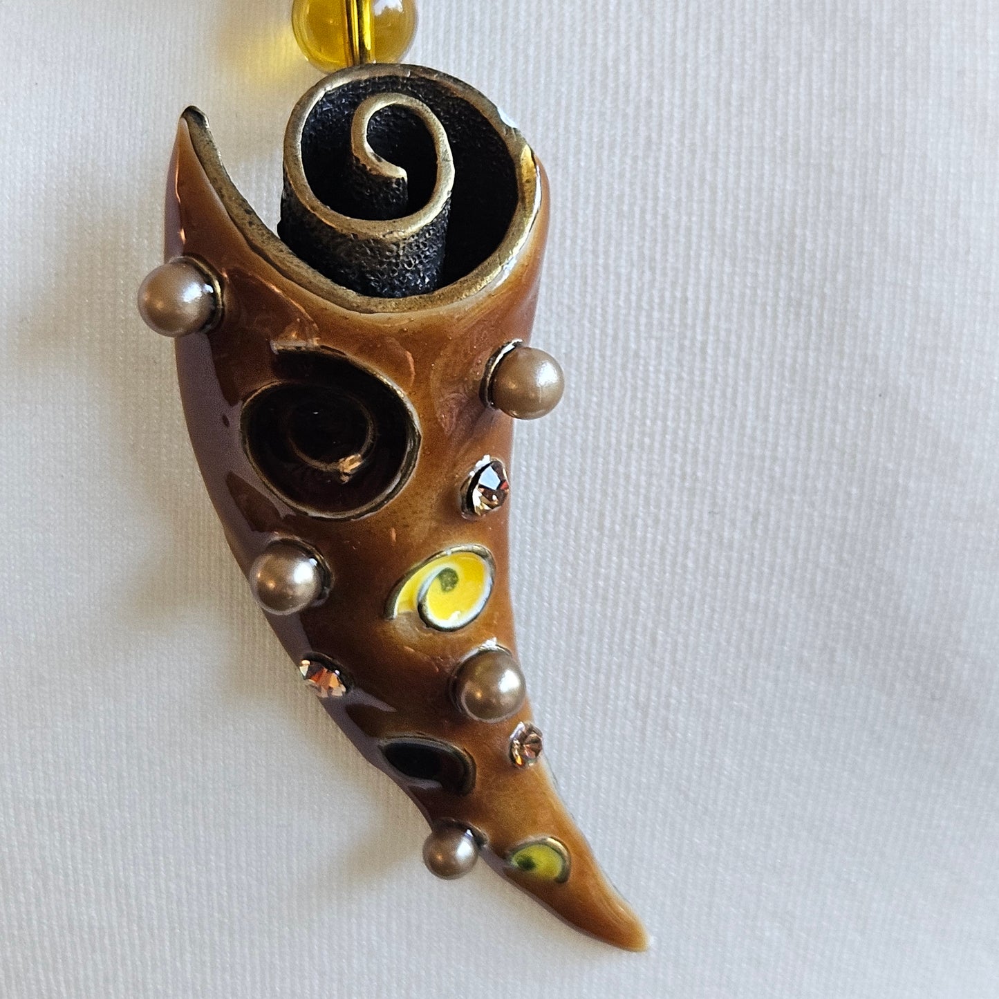 Perlenkette mit Anhänger braun/olive