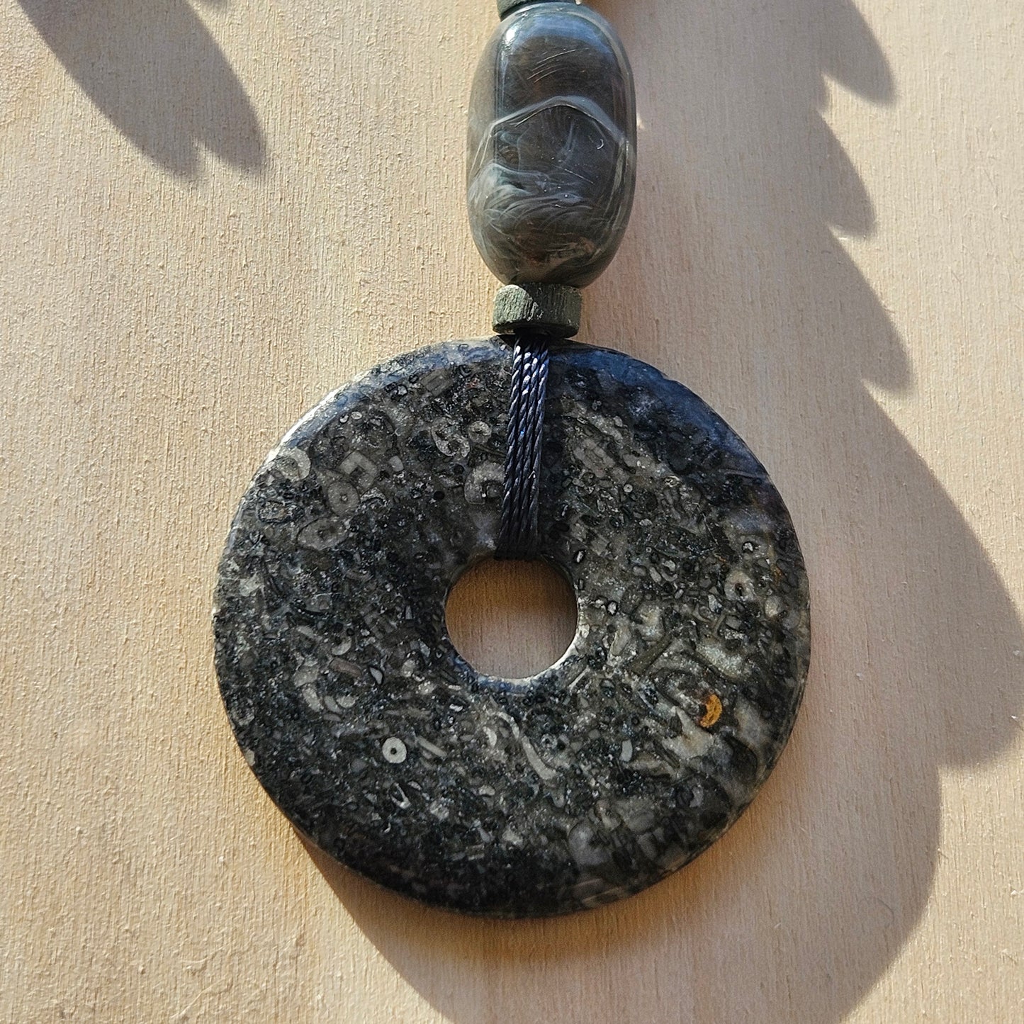 Halskette Perlen grau/Weiß mit Anhänger Donut Fossil