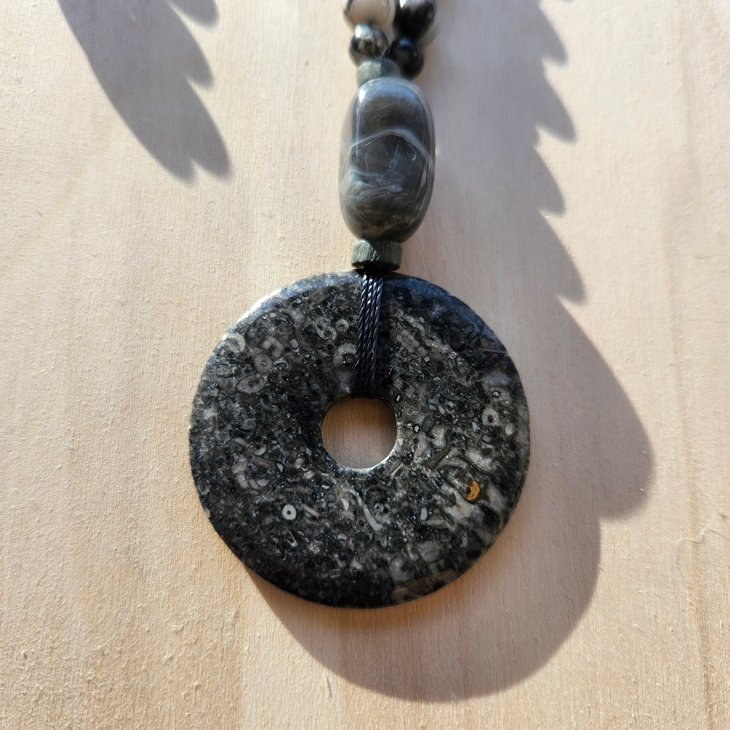 Halskette Perlen grau/Weiß mit Anhänger Donut Fossil