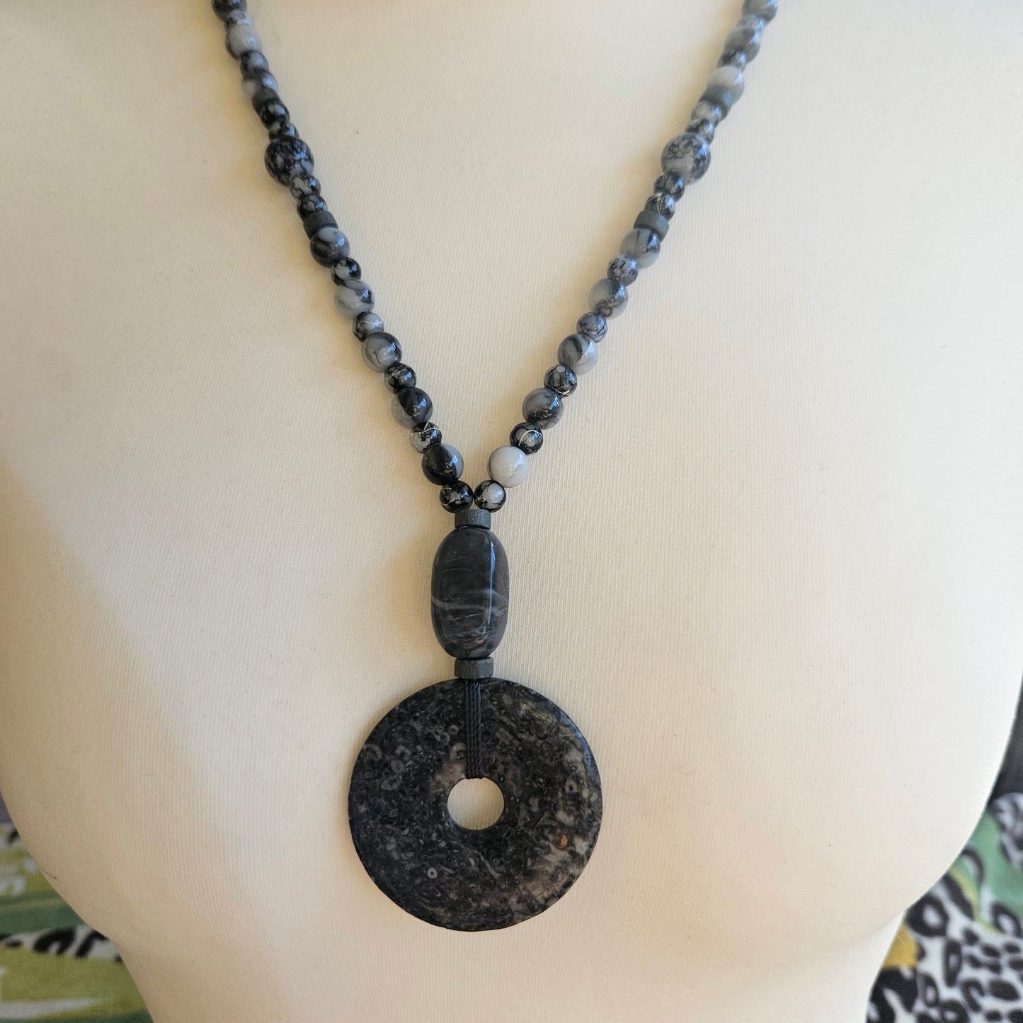 Halskette Perlen grau/Weiß mit Anhänger Donut Fossil