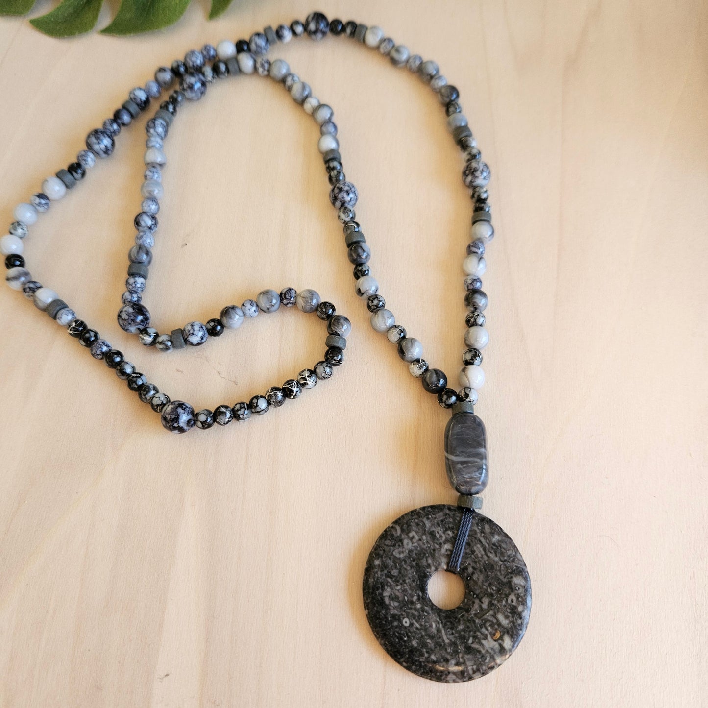 Halskette Perlen grau/Weiß mit Anhänger Donut Fossil