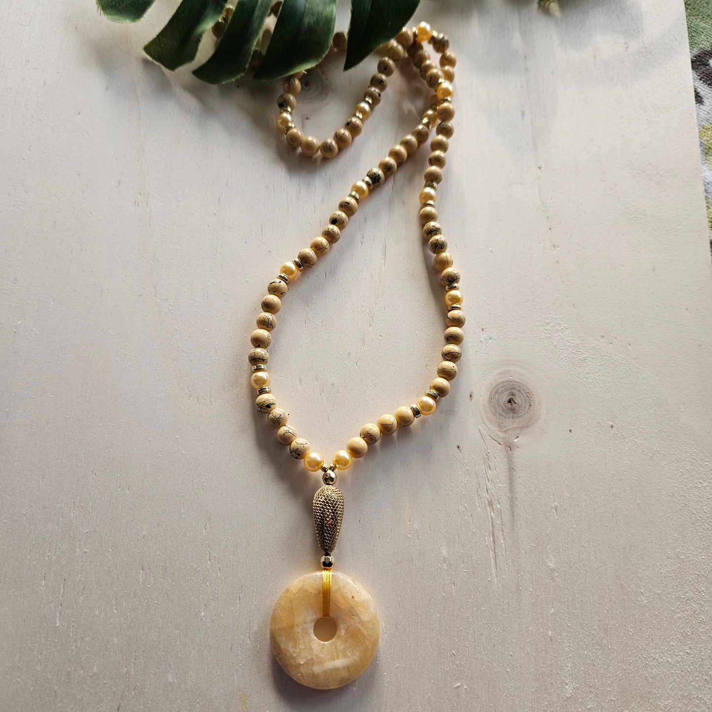 Halskette Steinperlen mit Anhänger Donut Calcit hellbeige