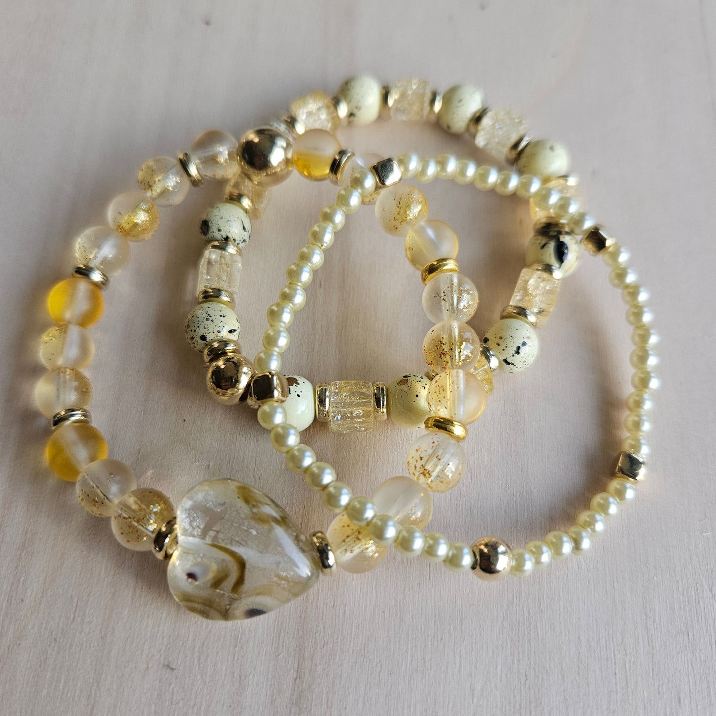 Armbänder Perlen hellgelb 3 er Set mit Herz