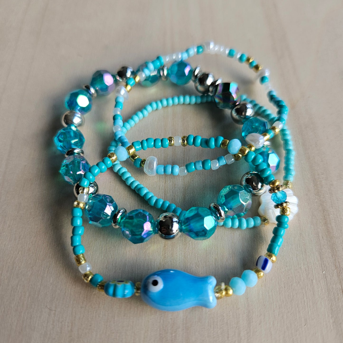 Armbänder Hellblau Perlen mit Fisch 4 er Set