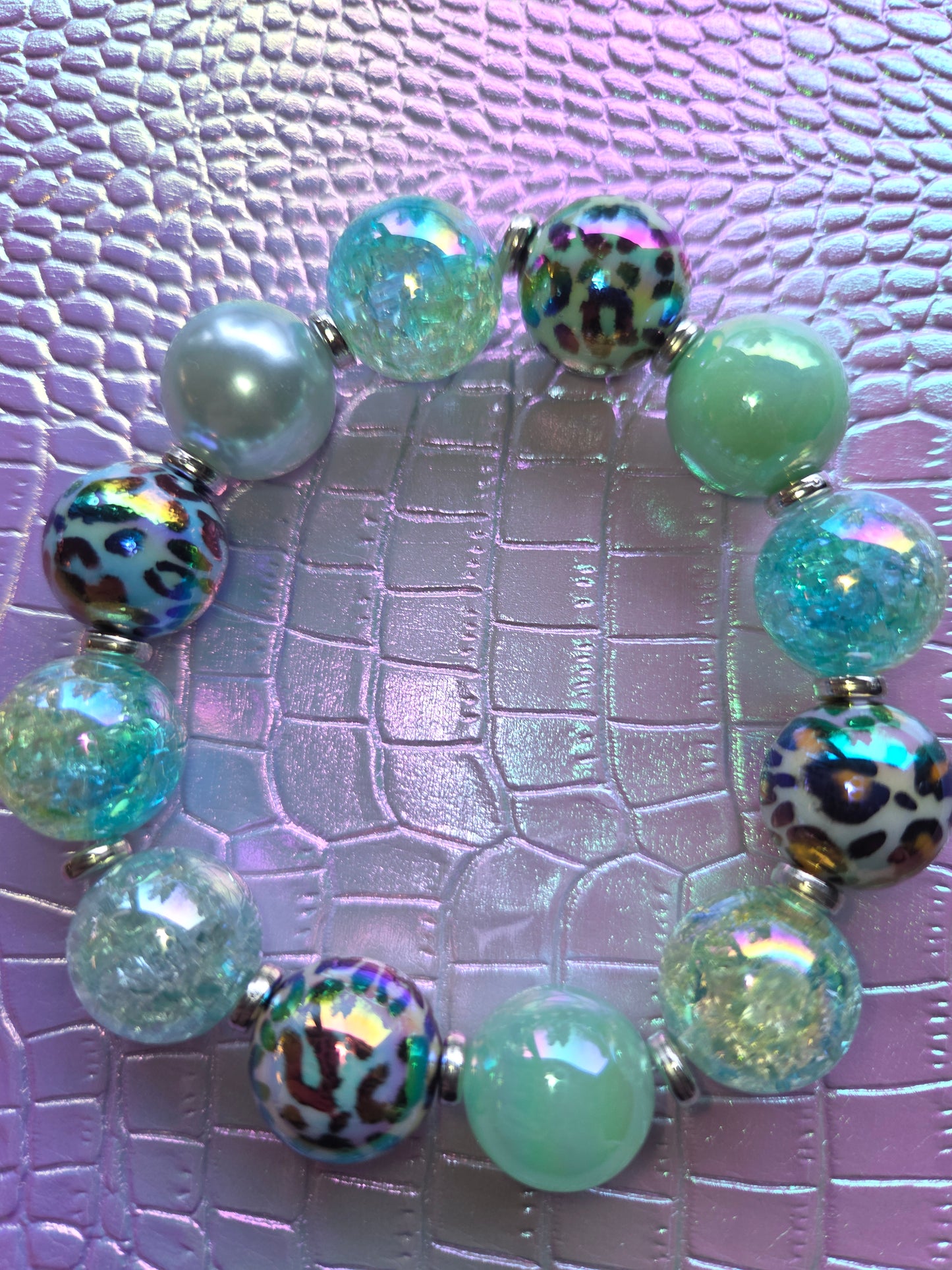 Armband mit hellgrünen Div. Acryl UV Glitzer und Leoparden Perlen