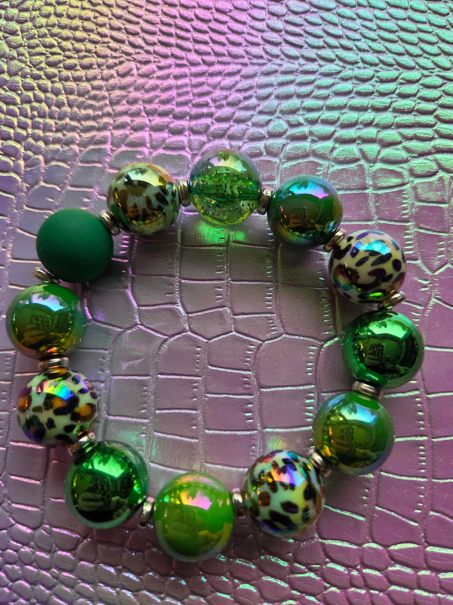 Armband Grün mit Acryl UV und Leopard Perlen