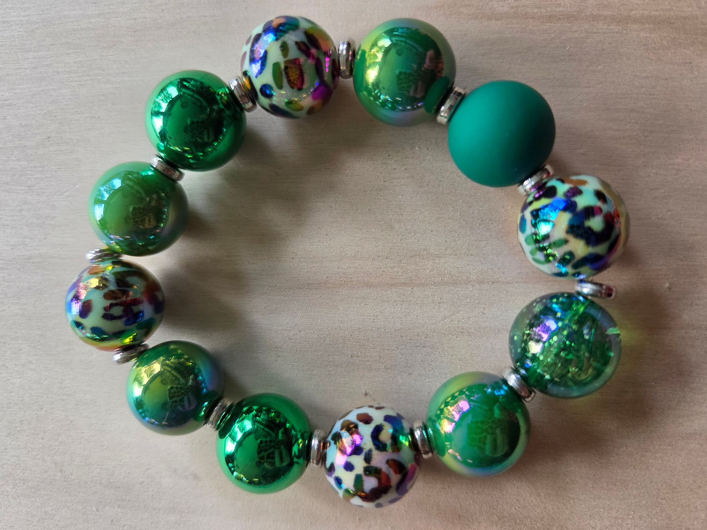 Armband Grün mit Acryl UV und Leopard Perlen