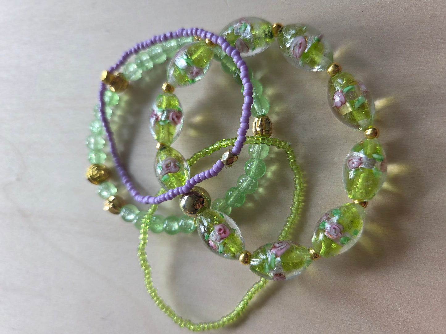 Armbänder grün mit Blüten 4 er Set