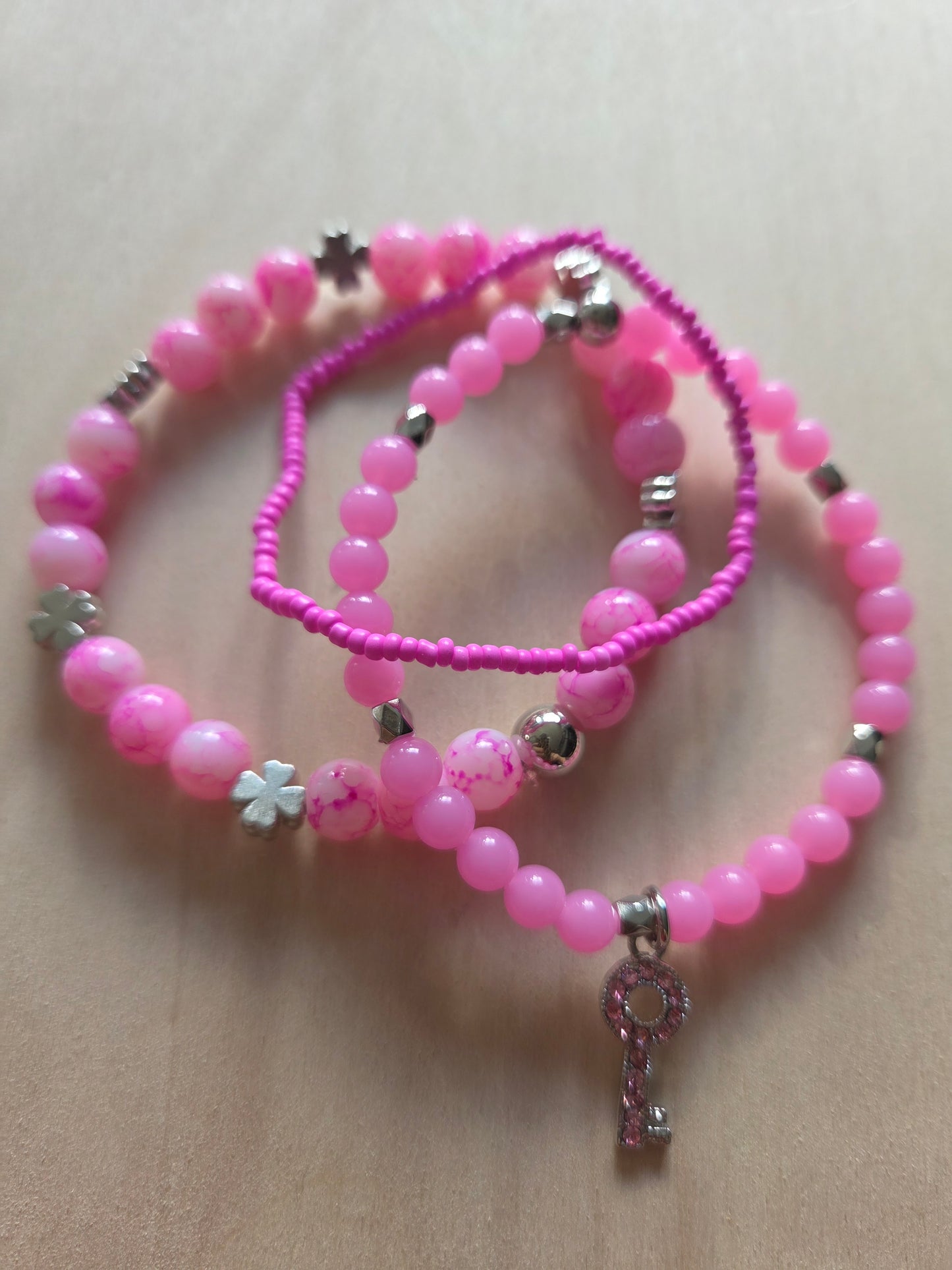 Armbänder 4 er Set Perlen Rosa/Pink mit Herz /Schlüssel AH