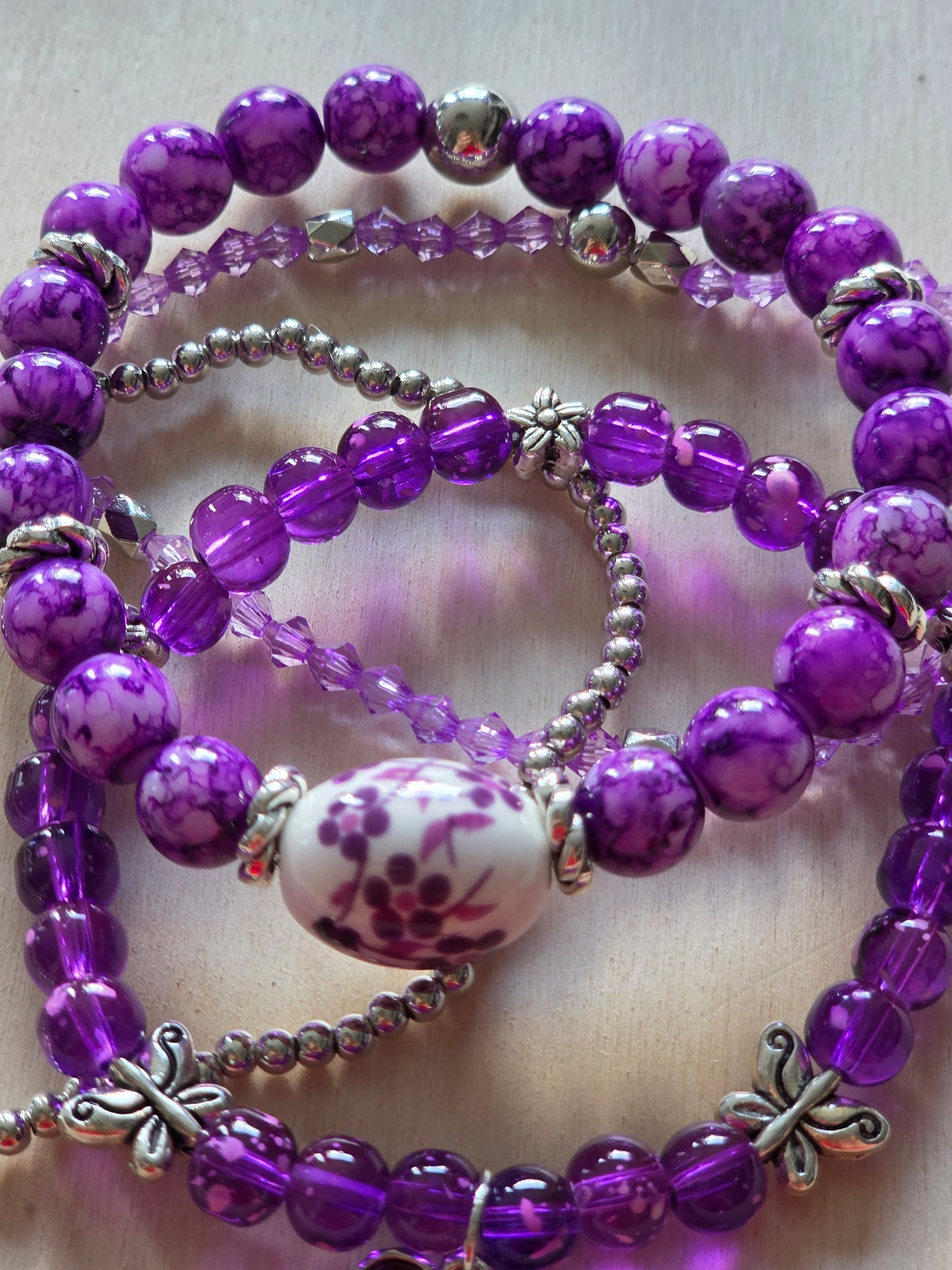 Armbänder Mit Blumen Perle Lila und Schmetterling 4 er Set