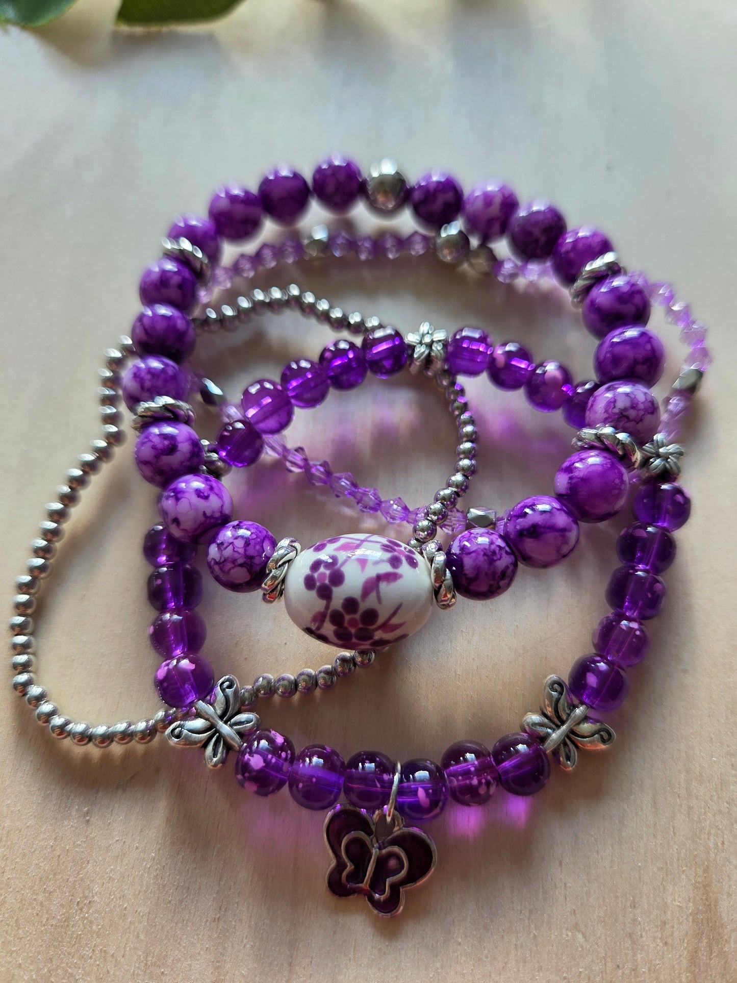 Armbänder Mit Blumen Perle Lila und Schmetterling 4 er Set