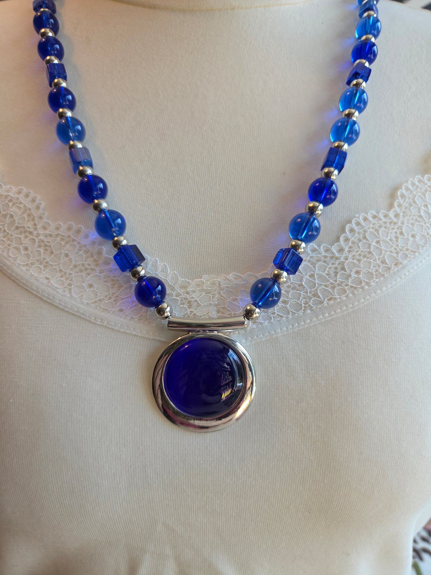 Halskette mit Perlen Blau und AH Blau