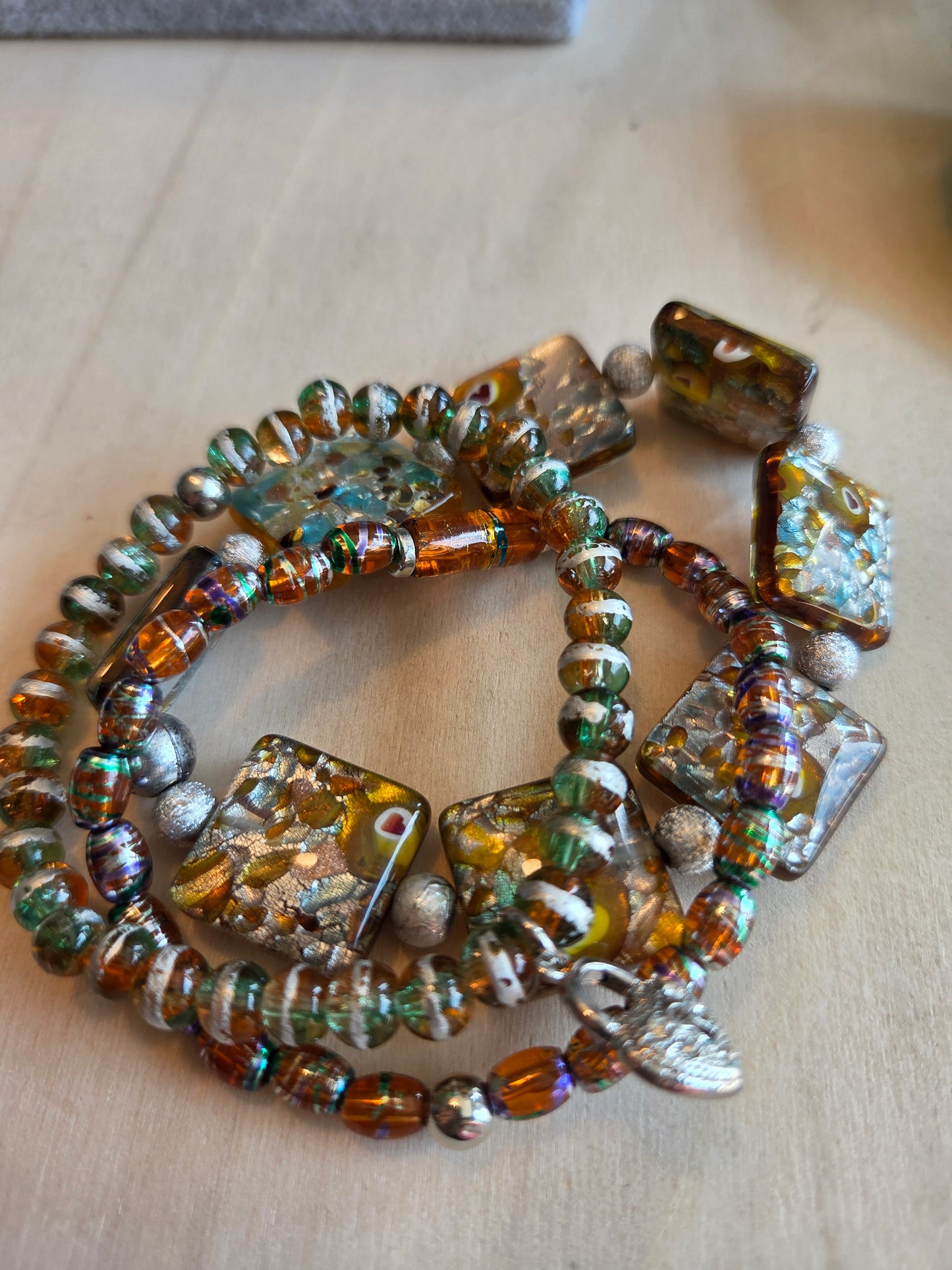 Armbänder Perlen braun 3 er Set schönes Glas Anhänger Herz