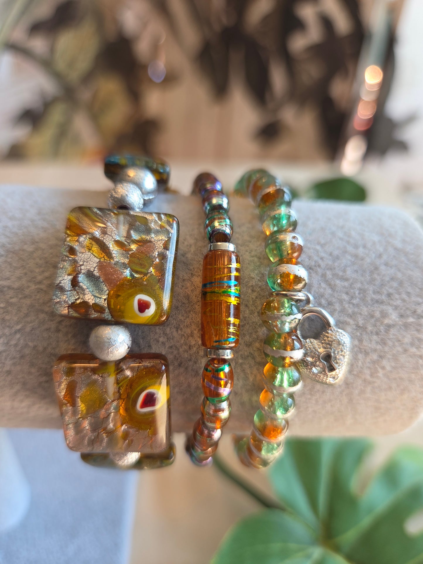 Armbänder Perlen braun 3 er Set schönes Glas Anhänger Herz