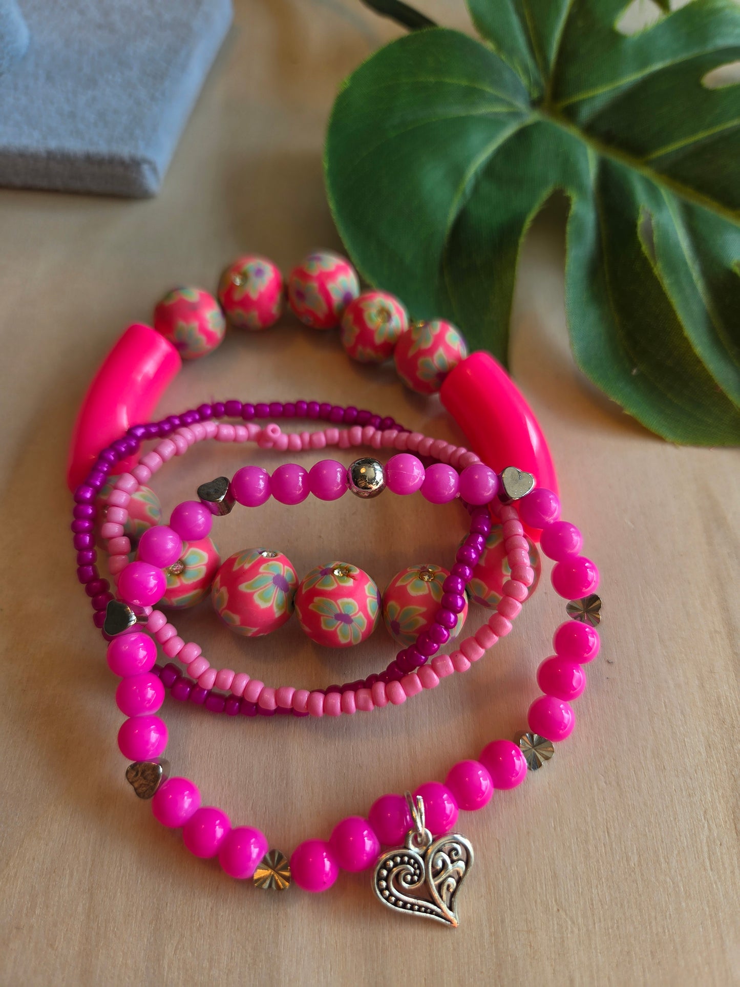 Armbänder Perlen 4 er Set Pink mit Blumenmuster