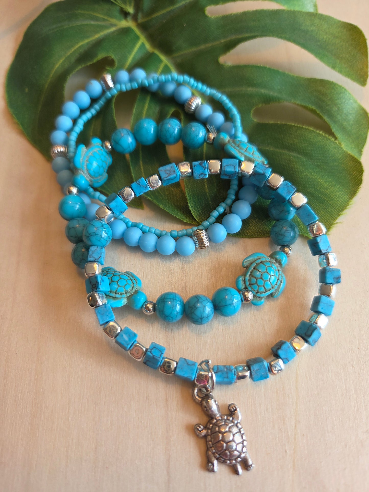 Armbänder Perlen hellblau mit Schildkröte 4 er Set