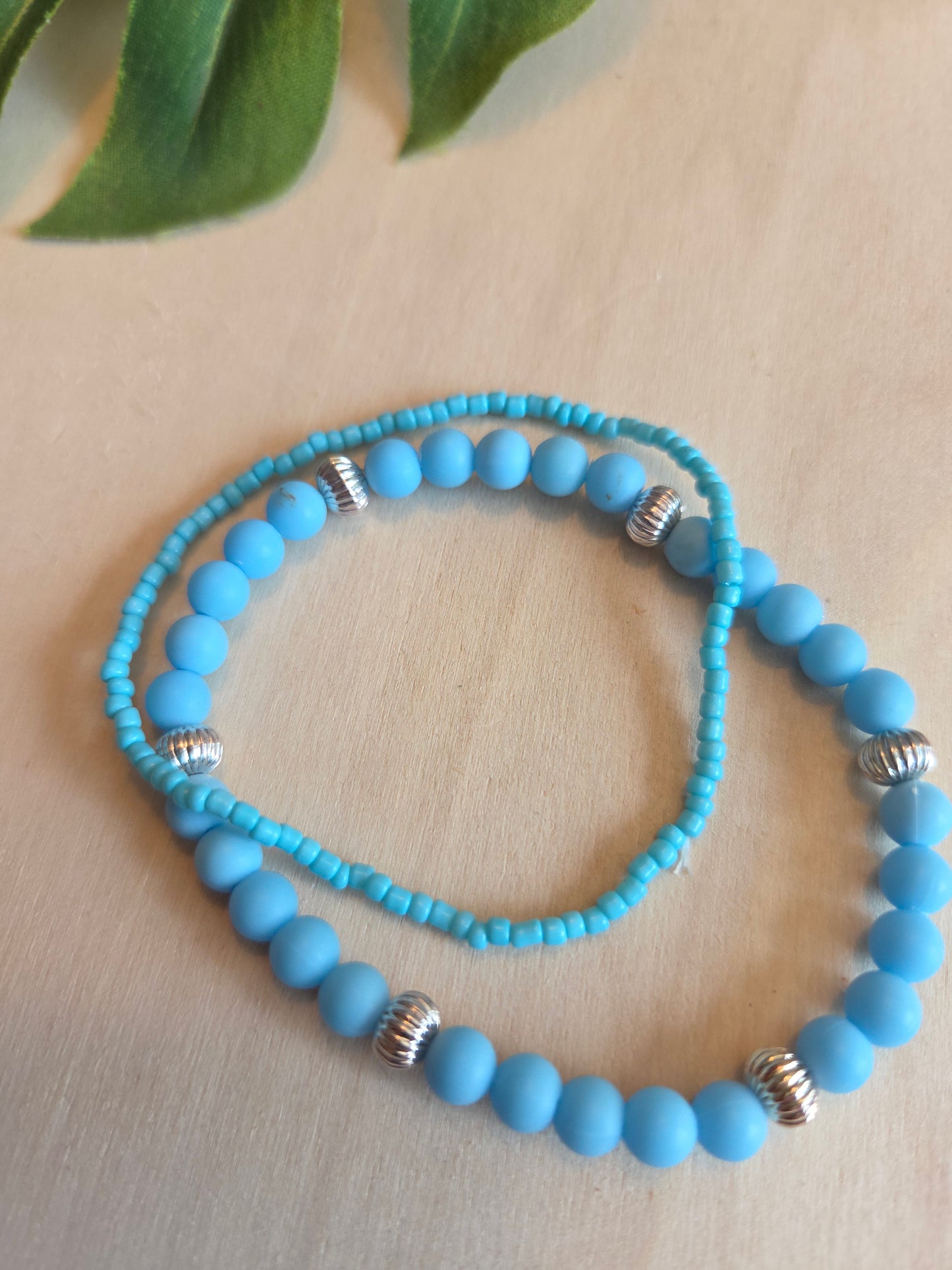 Armbänder Perlen hellblau mit Schildkröte 4 er Set