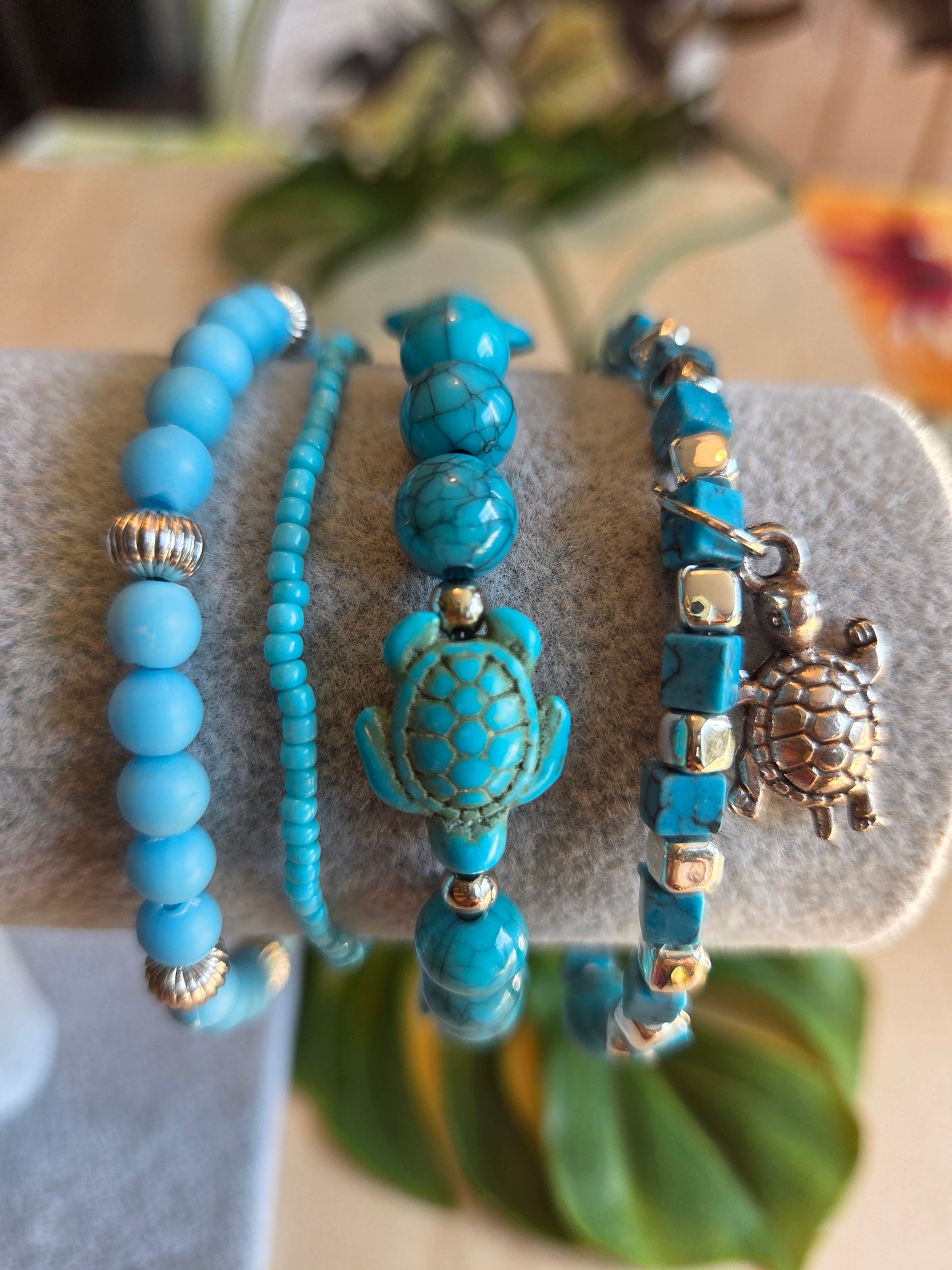 Armbänder Perlen hellblau mit Schildkröte 4 er Set