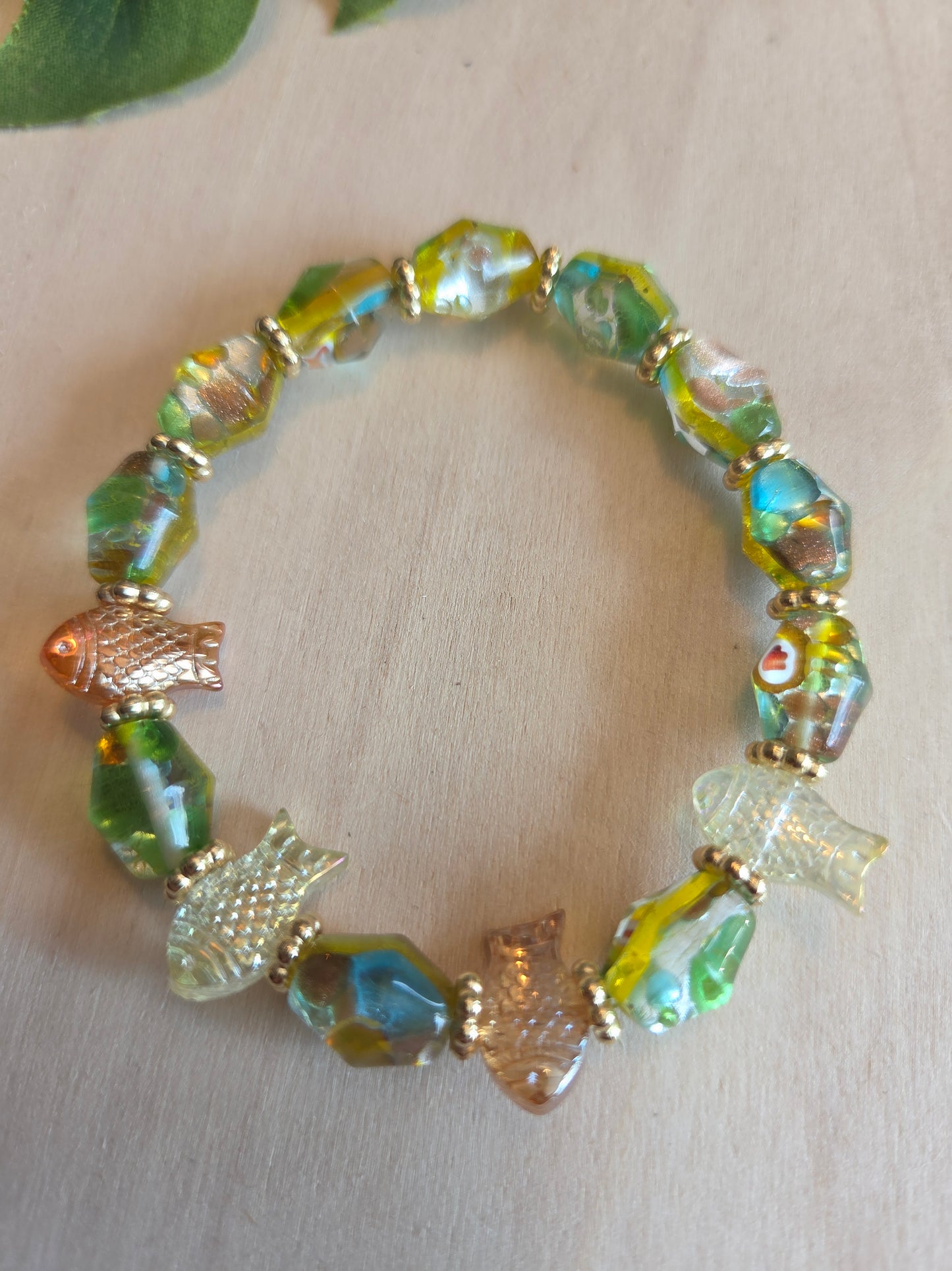 Armbänder Perlen grün mit Fischen