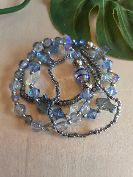Armbänder Perlen hellblau mit Fischen