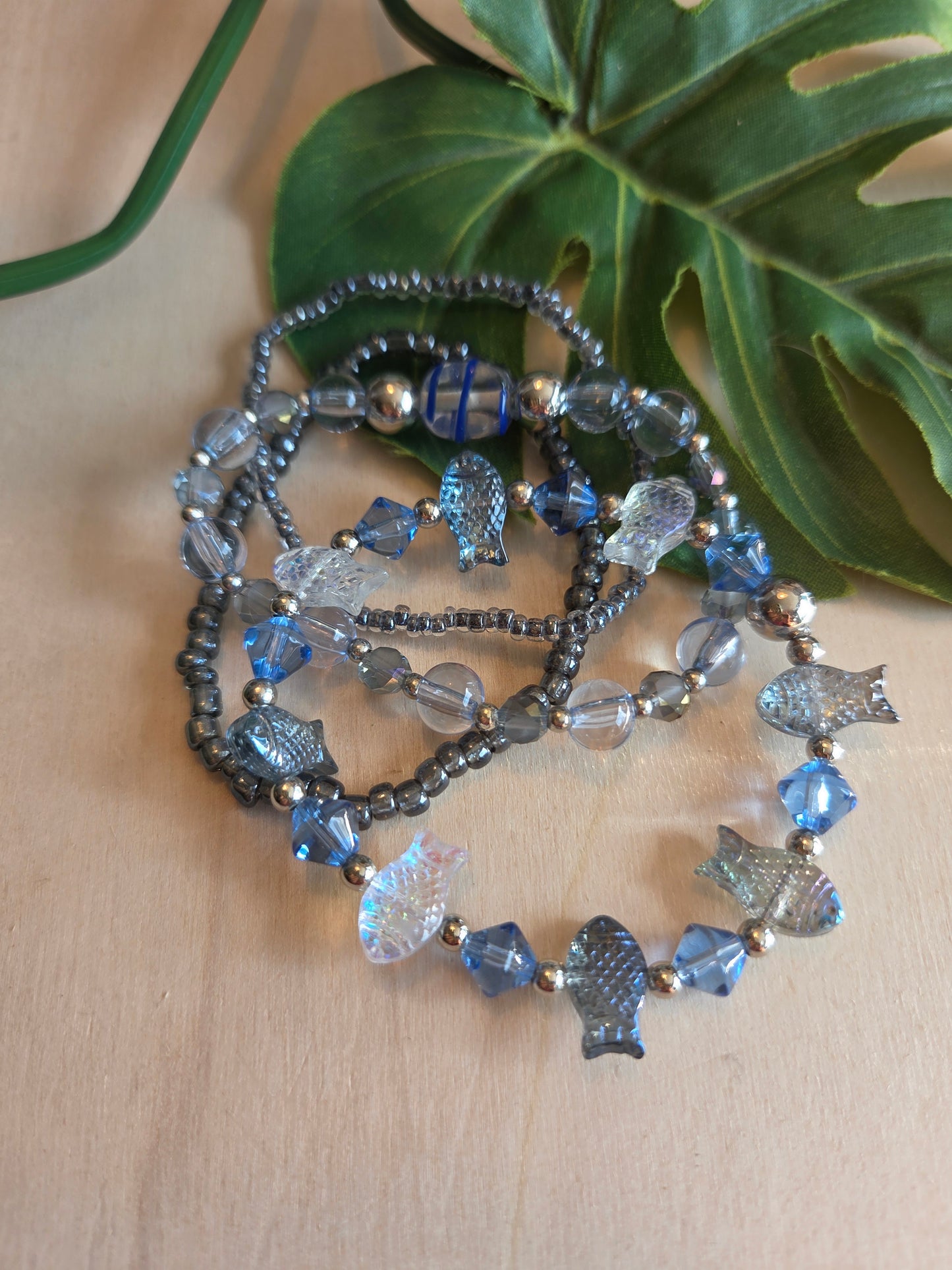 Armbänder Perlen hellblau mit Fischen