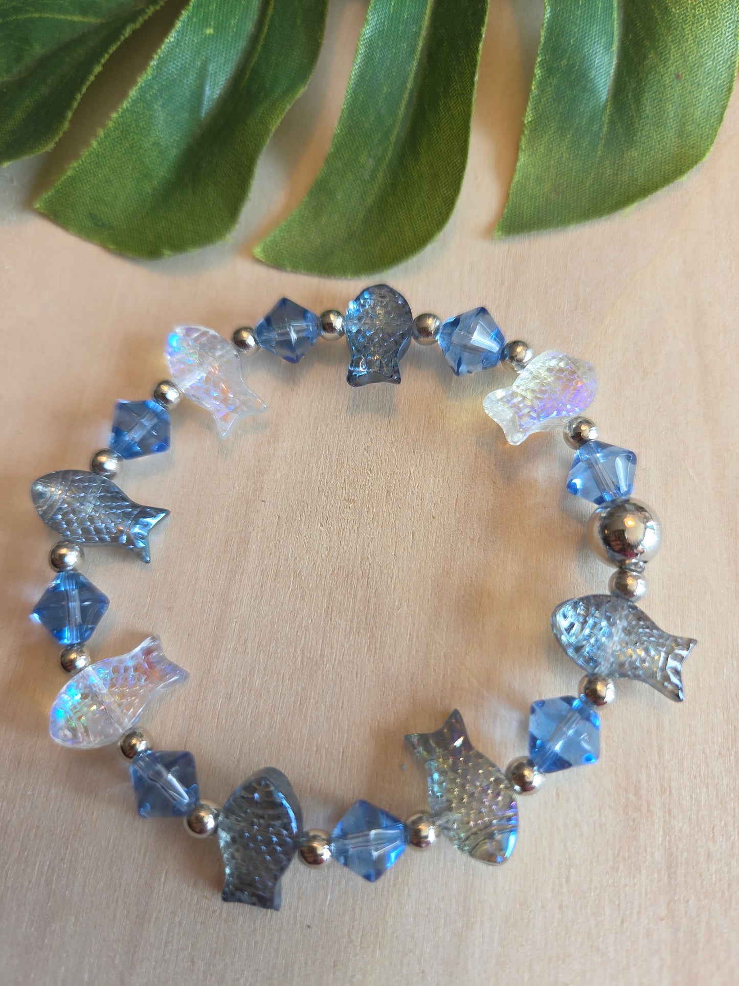 Armbänder Perlen hellblau mit Fischen