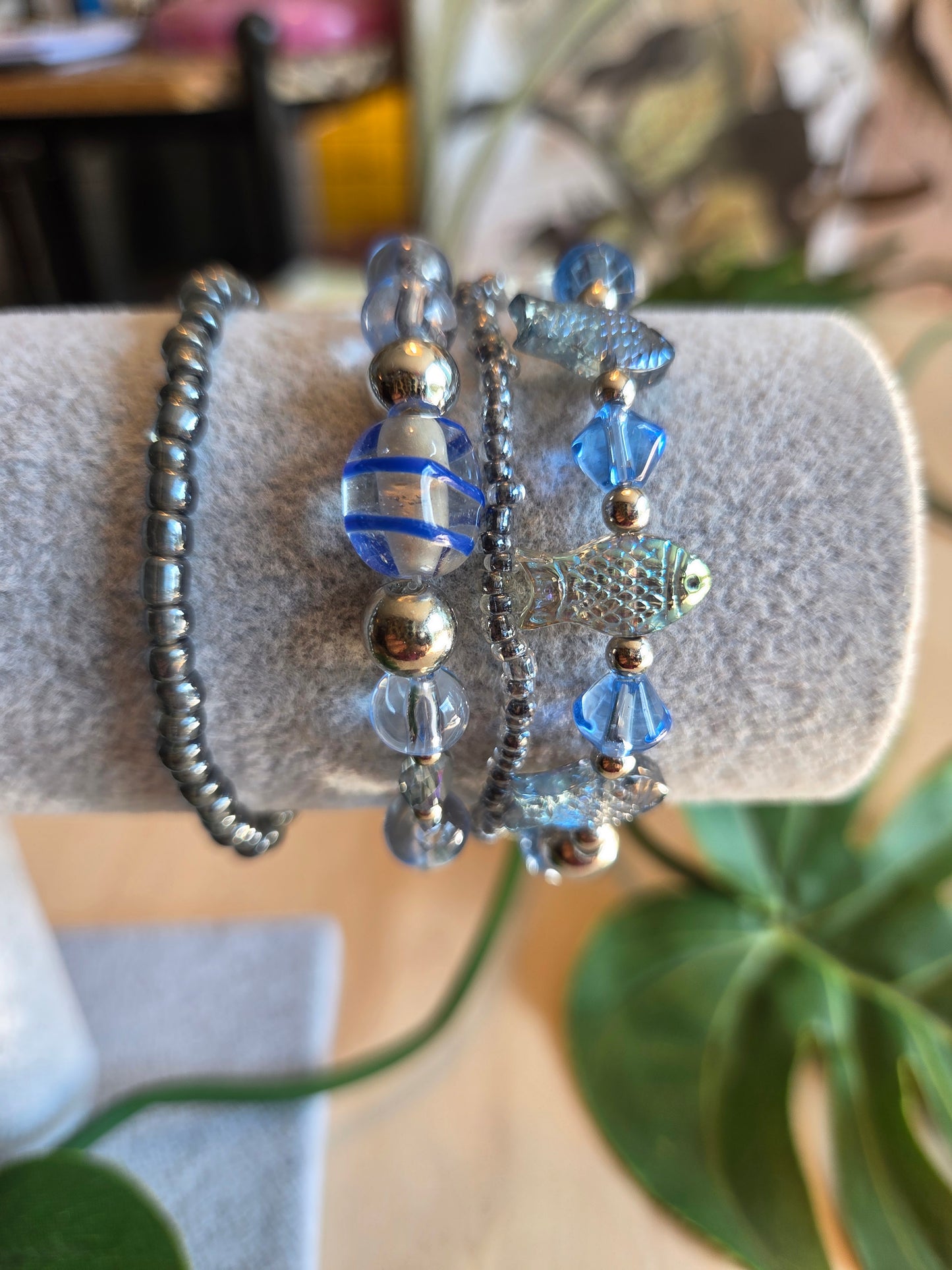 Armbänder Perlen hellblau mit Fischen