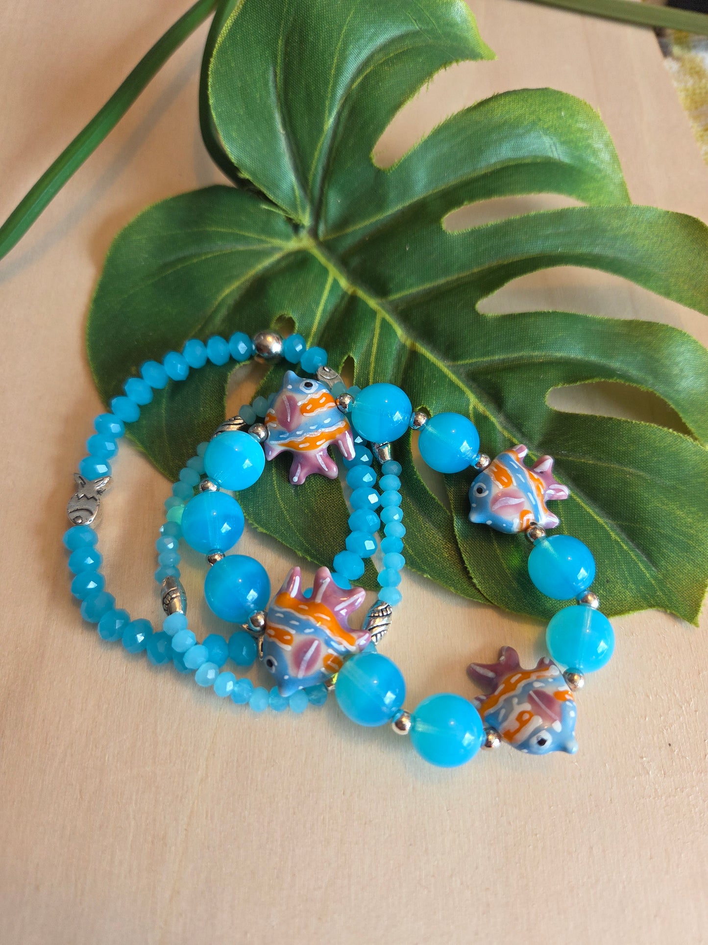 Armbänder Perlen hellblau mit Fischen