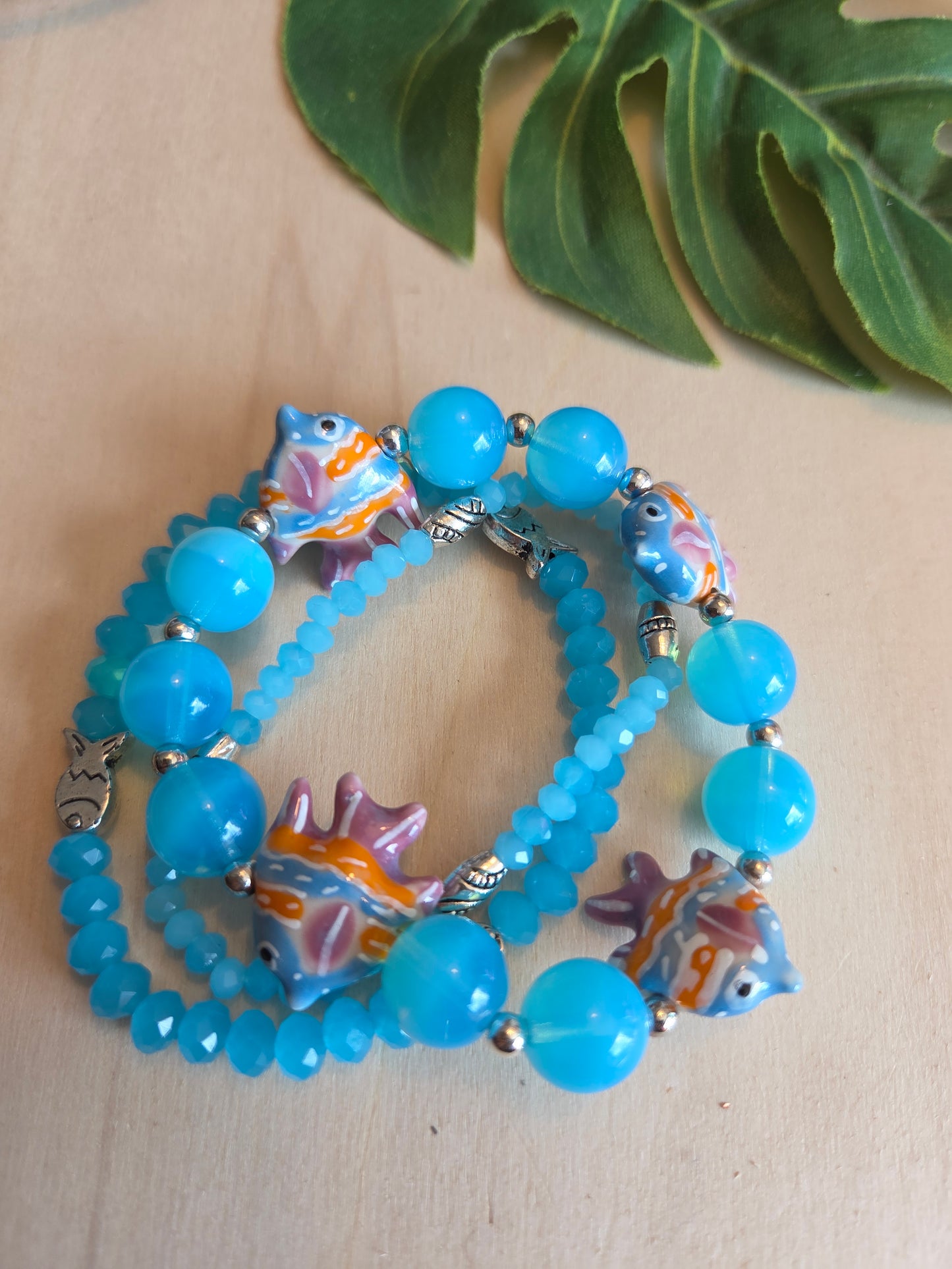 Armbänder Perlen hellblau mit Fischen
