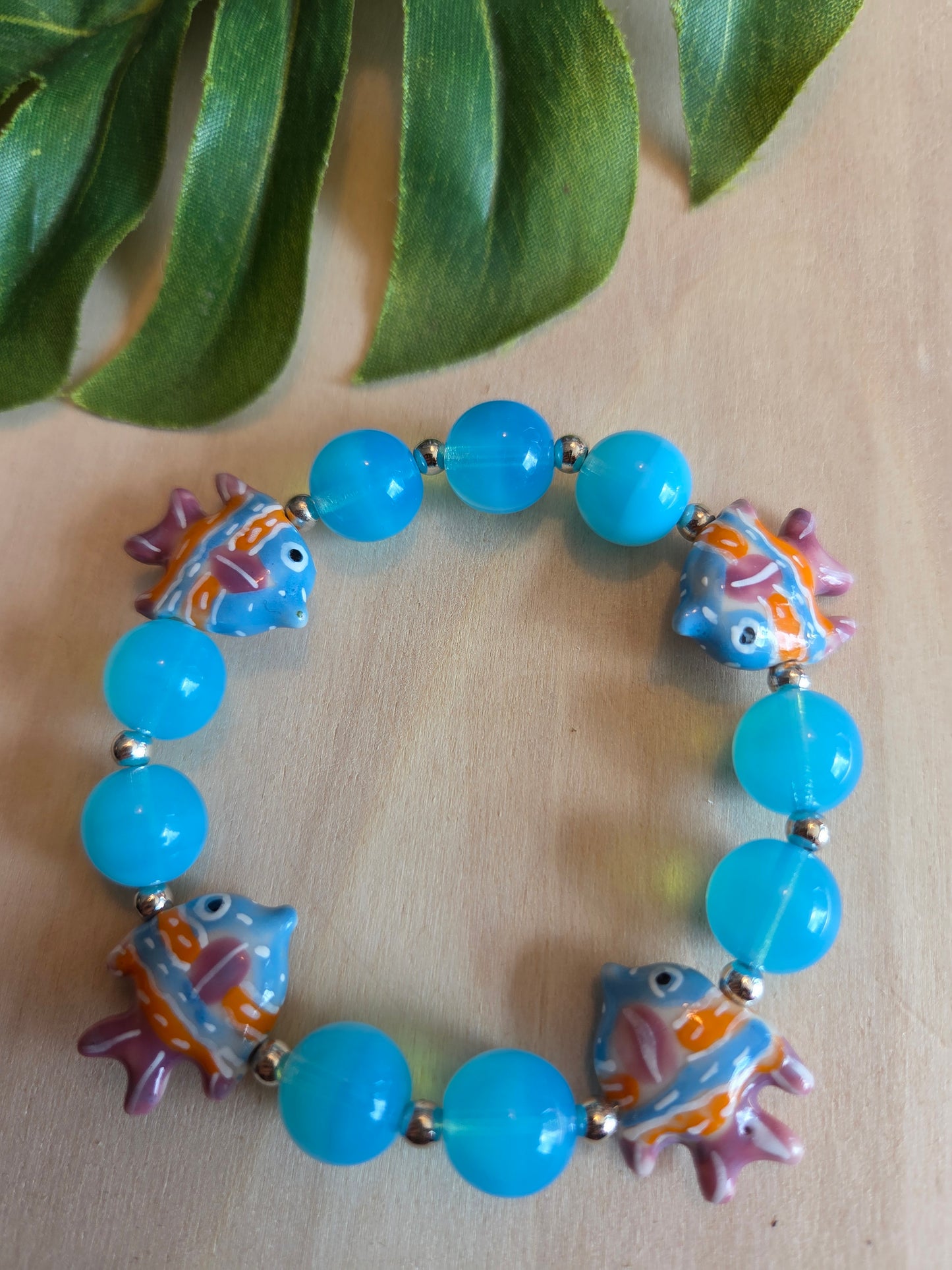 Armbänder Perlen hellblau mit Fischen