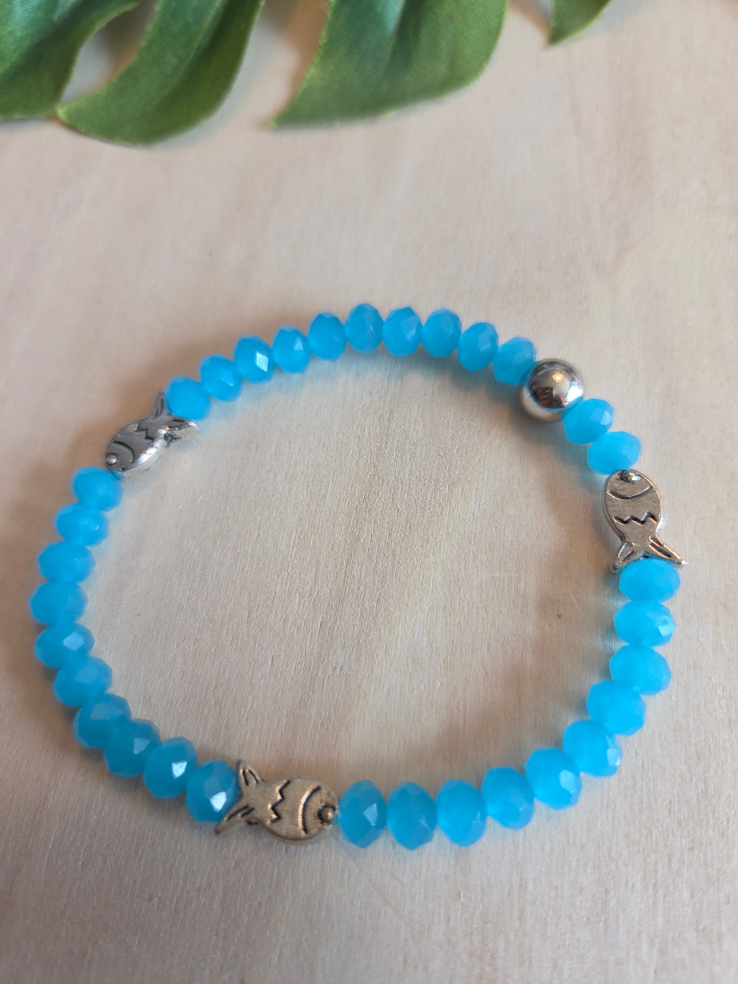 Armbänder Perlen hellblau mit Fischen