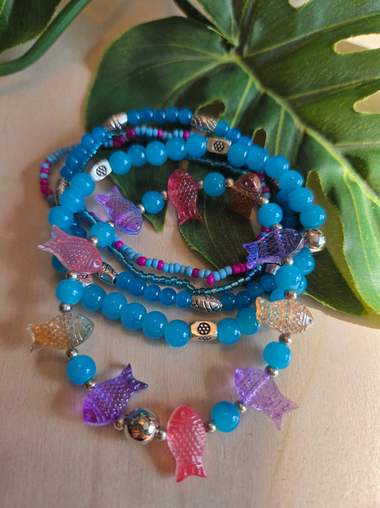Armbänder Perlen blau  mit bunten Fischen 5 er Set