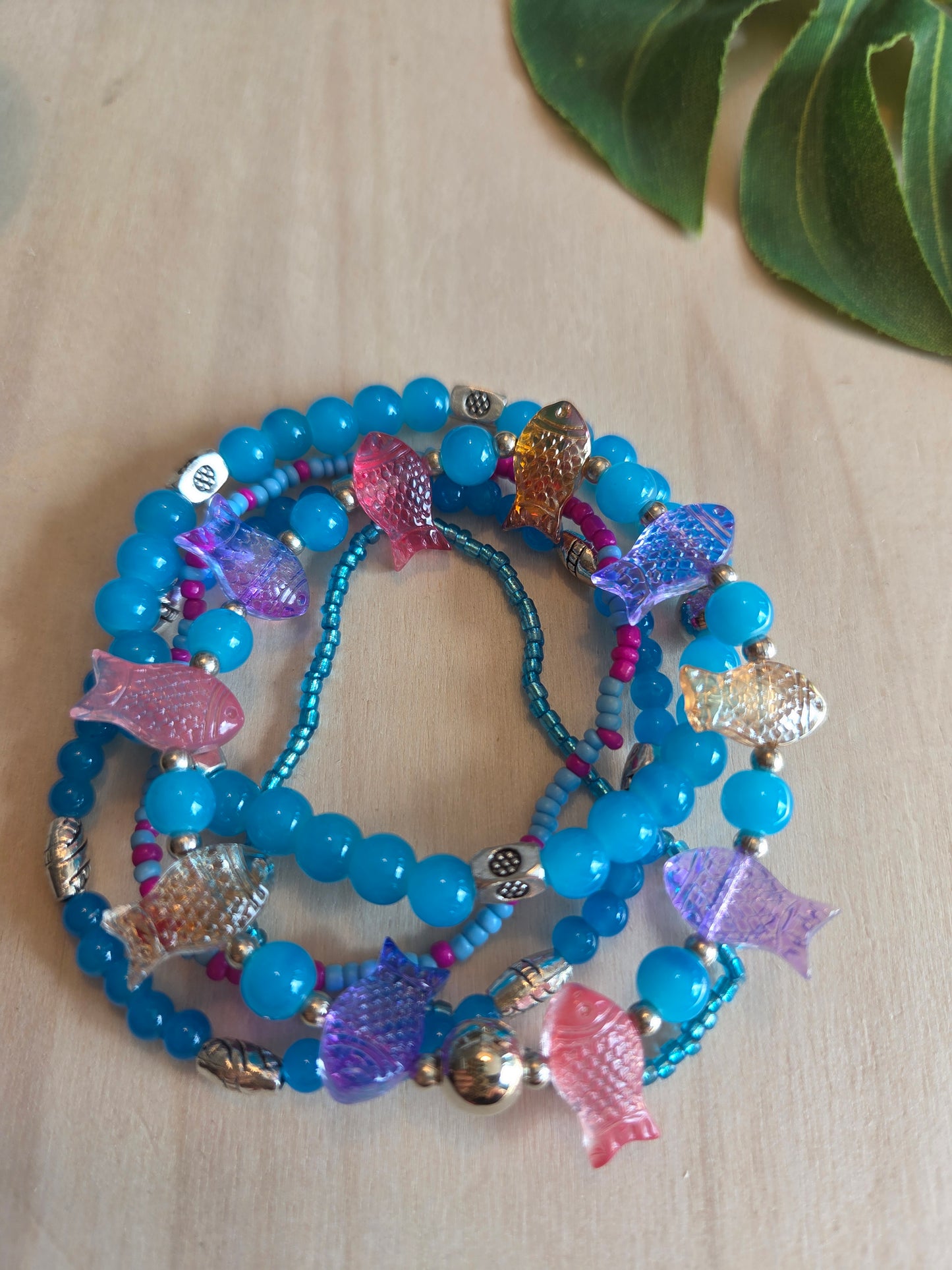 Armbänder Perlen blau mit bunten Fischen 5 er Set