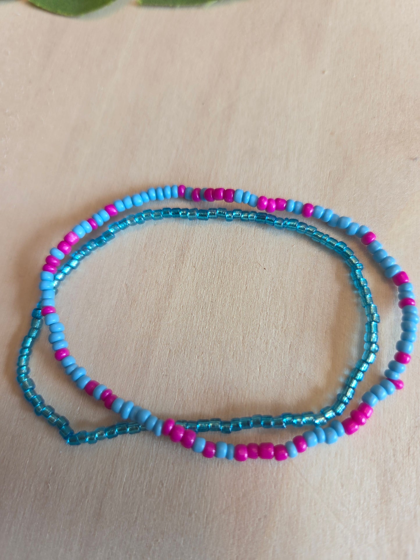 Armbänder Perlen blau mit bunten Fischen 5 er Set