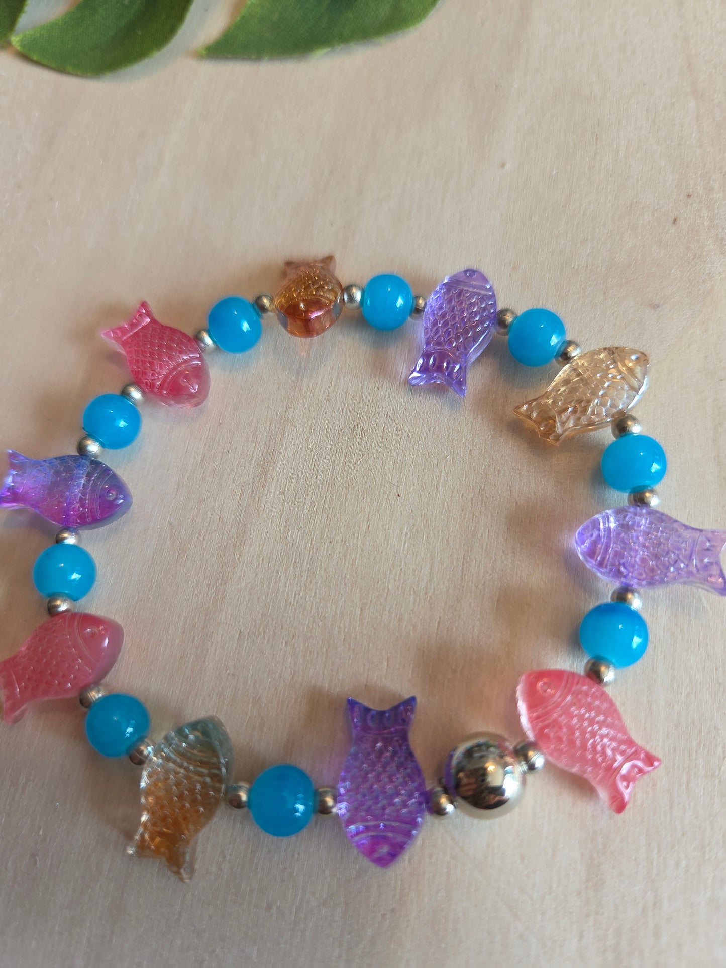 Armbänder Perlen blau mit bunten Fischen 5 er Set