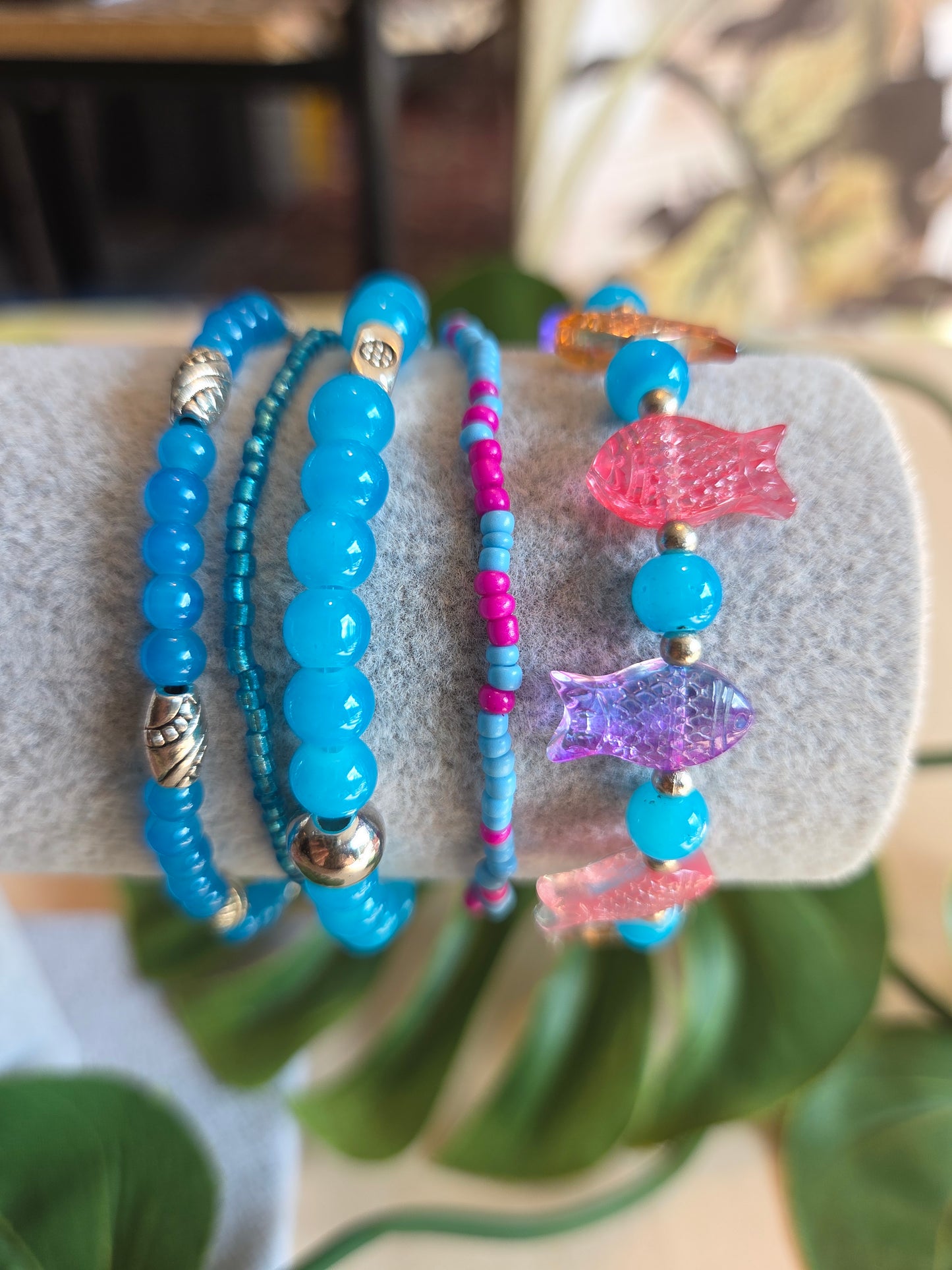 Armbänder Perlen blau mit bunten Fischen 5 er Set