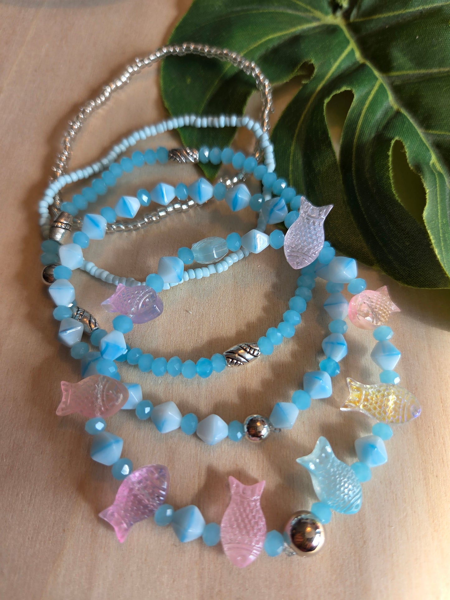 Armbänder Perlen hellblau mit Fischen