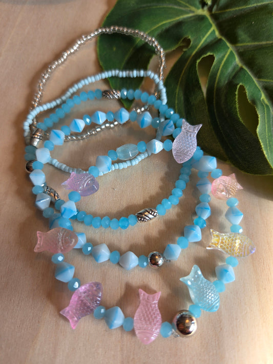 Armbänder Perlen hellblau  mit Fischen