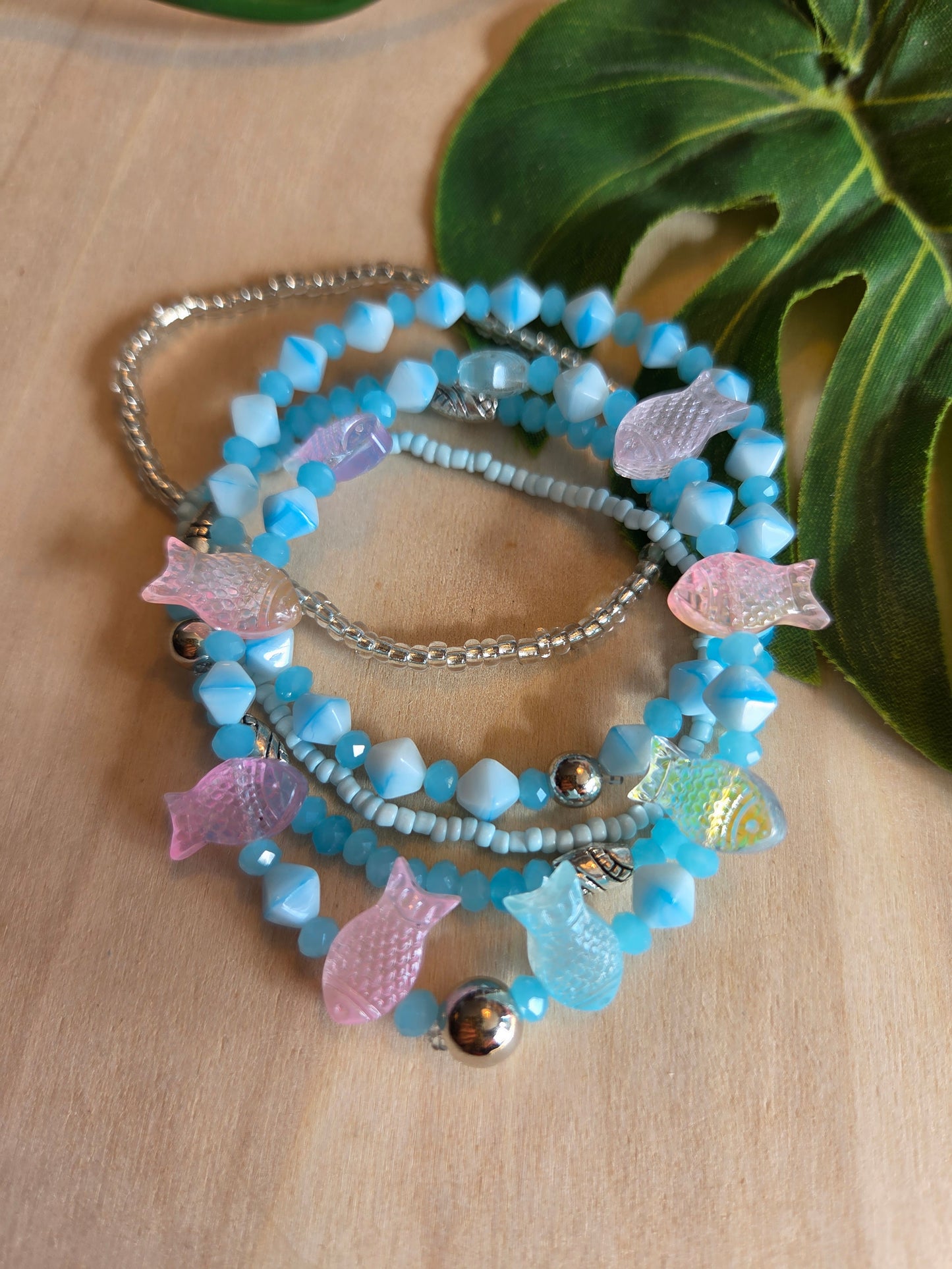 Armbänder Perlen hellblau mit Fischen