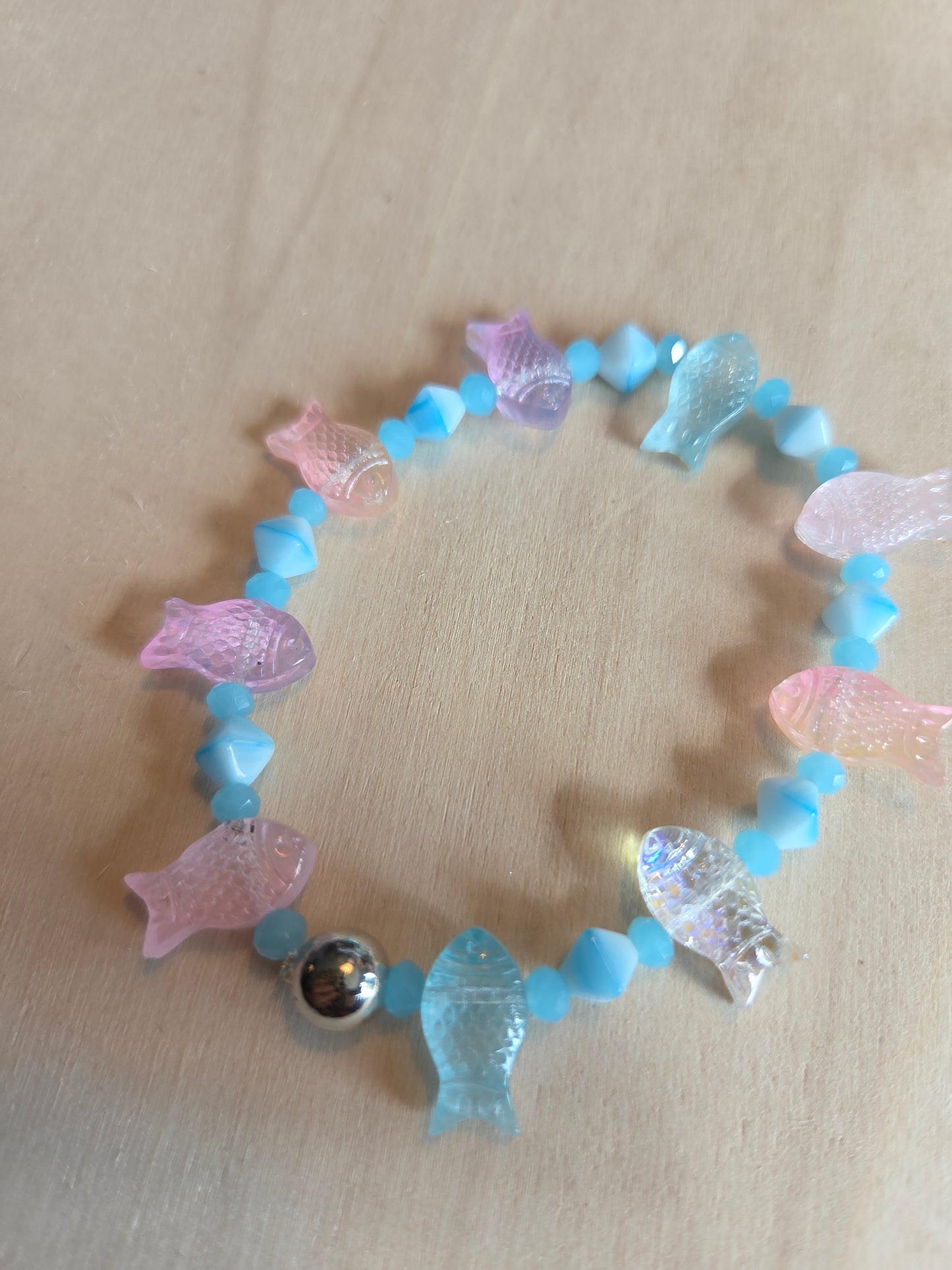 Armbänder Perlen hellblau mit Fischen
